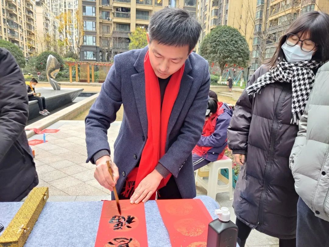 书写新时代 文化进万家——龙泉驿区书法家协会开展“送万福,进万家”书法公益活动 书写新时代 文化进万家——龙泉驿区书法家协会开展“送万福,进万家”书法公益活动