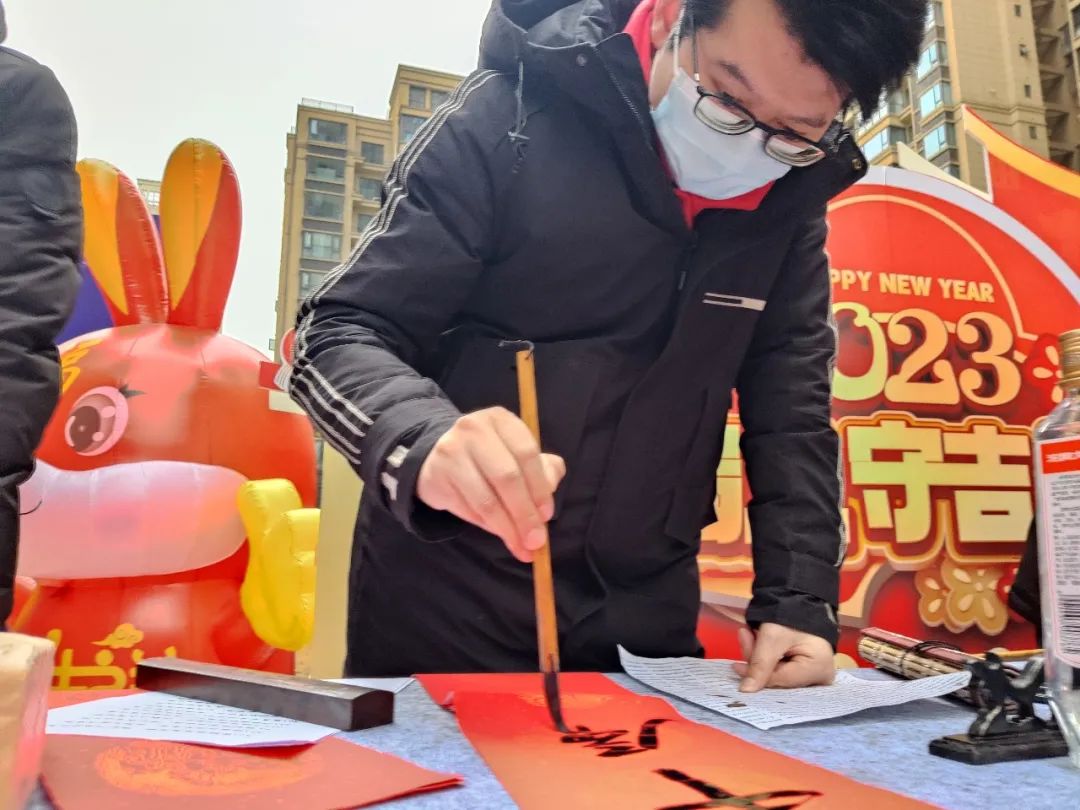 书写新时代 文化进万家——龙泉驿区书法家协会开展“送万福,进万家”书法公益活动 书写新时代 文化进万家——龙泉驿区书法家协会开展“送万福,进万家”书法公益活动