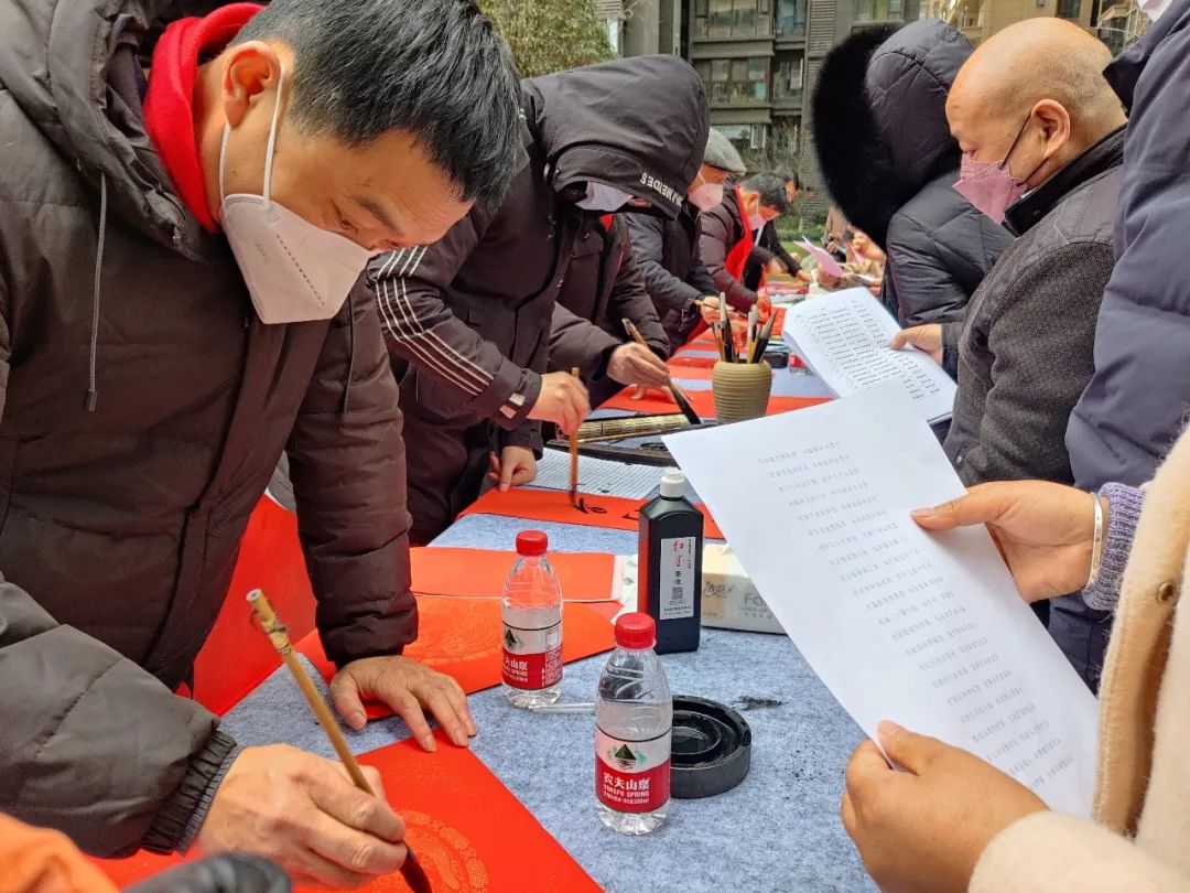 书写新时代 文化进万家——龙泉驿区书法家协会开展“送万福,进万家”书法公益活动 书写新时代 文化进万家——龙泉驿区书法家协会开展“送万福,进万家”书法公益活动