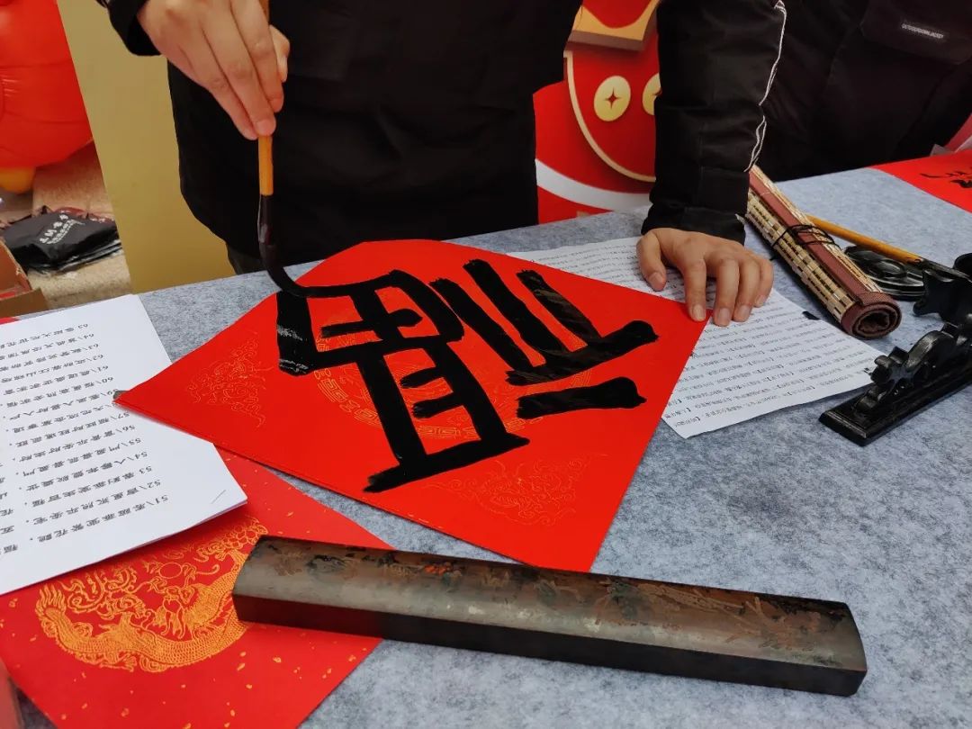 书写新时代 文化进万家——龙泉驿区书法家协会开展“送万福,进万家”书法公益活动 书写新时代 文化进万家——龙泉驿区书法家协会开展“送万福,进万家”书法公益活动