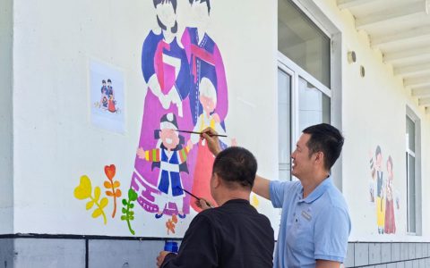 吉林省美术家协会走进珲春市马川子乡 南山村开展彩绘活动