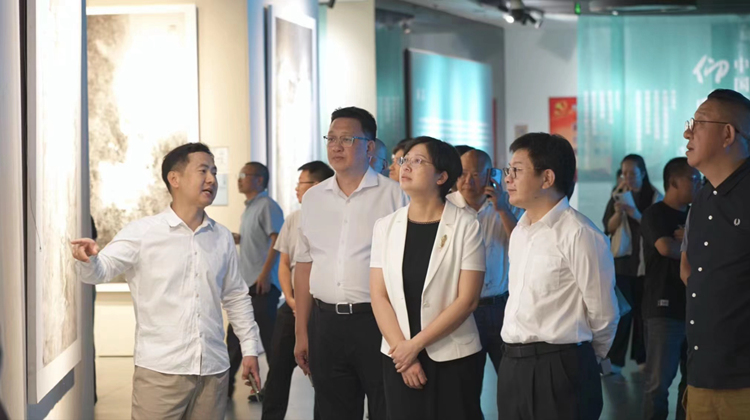 参观展览.jpg 仰望秋岳——2022中国画山水作品展在龙岩开幕
