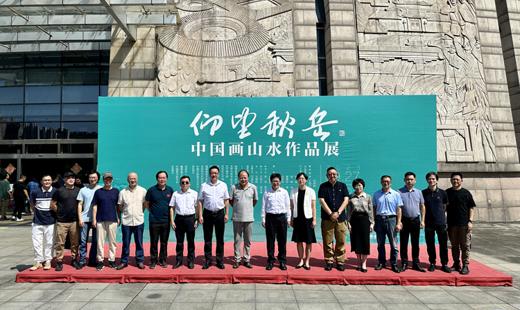 合影.jpg 仰望秋岳——2022中国画山水作品展在龙岩开幕
