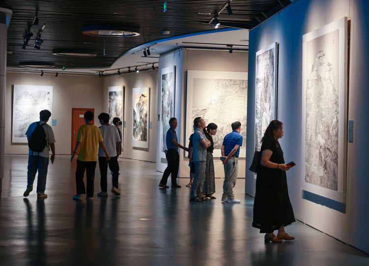 展厅.jpg 仰望秋岳——2022中国画山水作品展在龙岩开幕