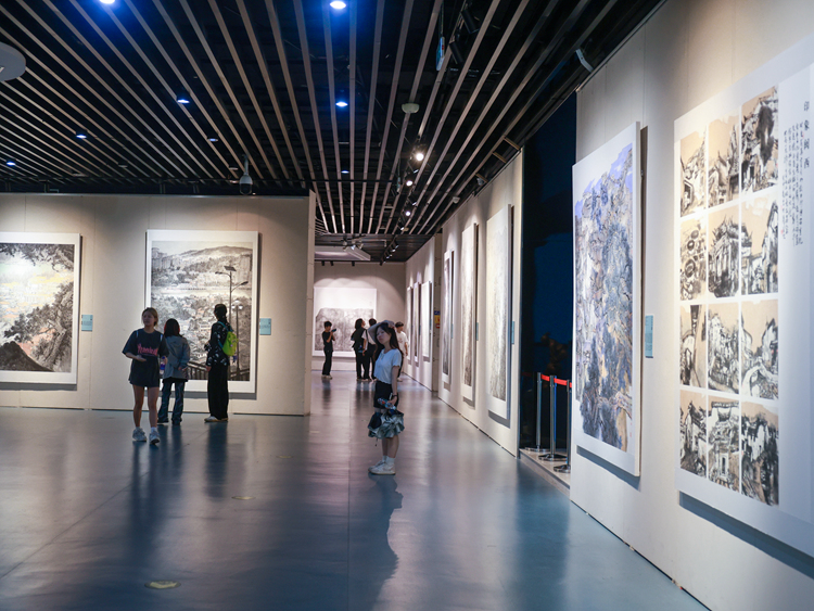 展厅1.jpg 仰望秋岳——2022中国画山水作品展在龙岩开幕