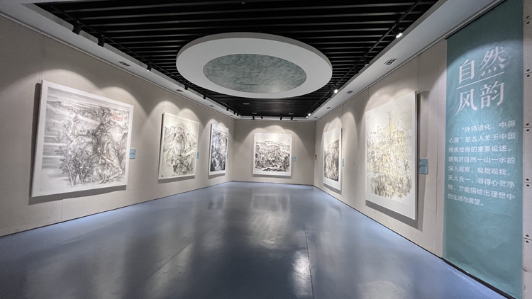 展厅2.jpg 仰望秋岳——2022中国画山水作品展在龙岩开幕