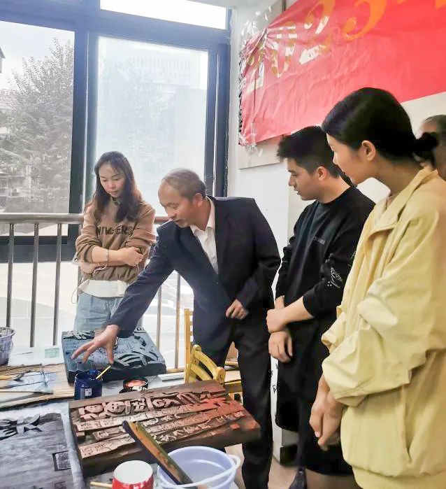 成都市书协“2023现代刻字艺术创作集训班”在蓉举办 成都市书协“2023现代刻字艺术创作集训班”在蓉举办