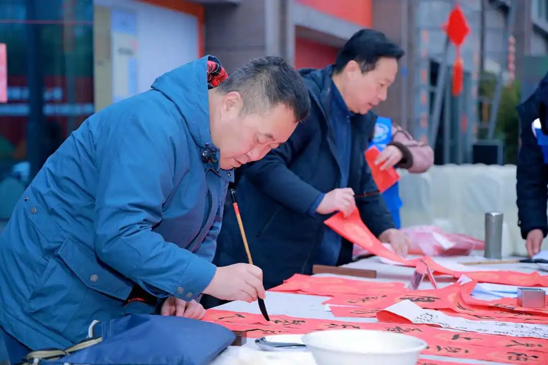 享活动|龙腾盛世 群星送福——四川省文化馆2024年“春到万家”文旅志愿服务“书画家义写春联”活动在四川省文化馆艺术空间举办 四川省文化馆2024年“春到万家”文旅志愿服务“书画家义写春联”活动在四川省文化馆艺术空间举办