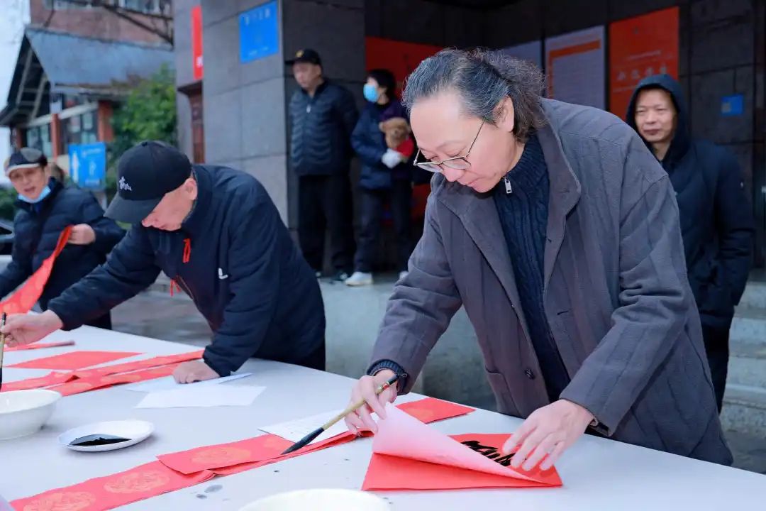 享活动|龙腾盛世 群星送福——四川省文化馆2024年“春到万家”文旅志愿服务“书画家义写春联”活动在四川省文化馆艺术空间举办 四川省文化馆2024年“春到万家”文旅志愿服务“书画家义写春联”活动在四川省文化馆艺术空间举办