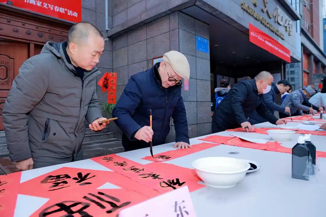 享活动|龙腾盛世 群星送福——四川省文化馆2024年“春到万家”文旅志愿服务“书画家义写春联”活动在四川省文化馆艺术空间举办 四川省文化馆2024年“春到万家”文旅志愿服务“书画家义写春联”活动在四川省文化馆艺术空间举办