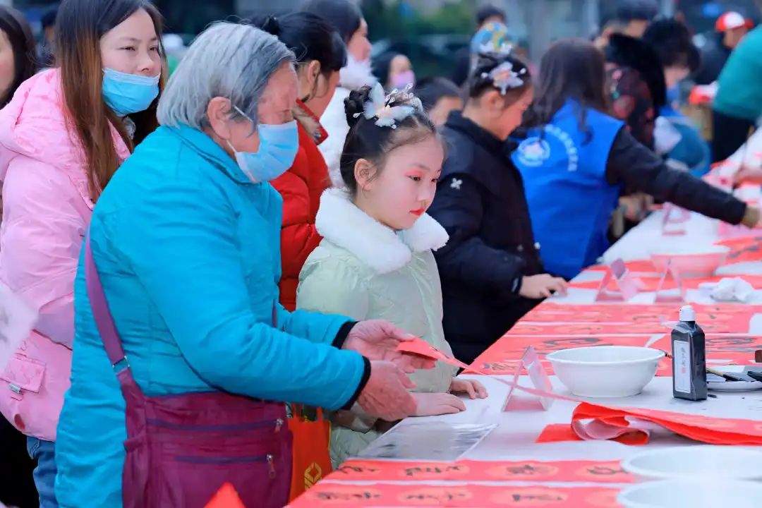 享活动|龙腾盛世 群星送福——四川省文化馆2024年“春到万家”文旅志愿服务“书画家义写春联”活动在四川省文化馆艺术空间举办 四川省文化馆2024年“春到万家”文旅志愿服务“书画家义写春联”活动在四川省文化馆艺术空间举办