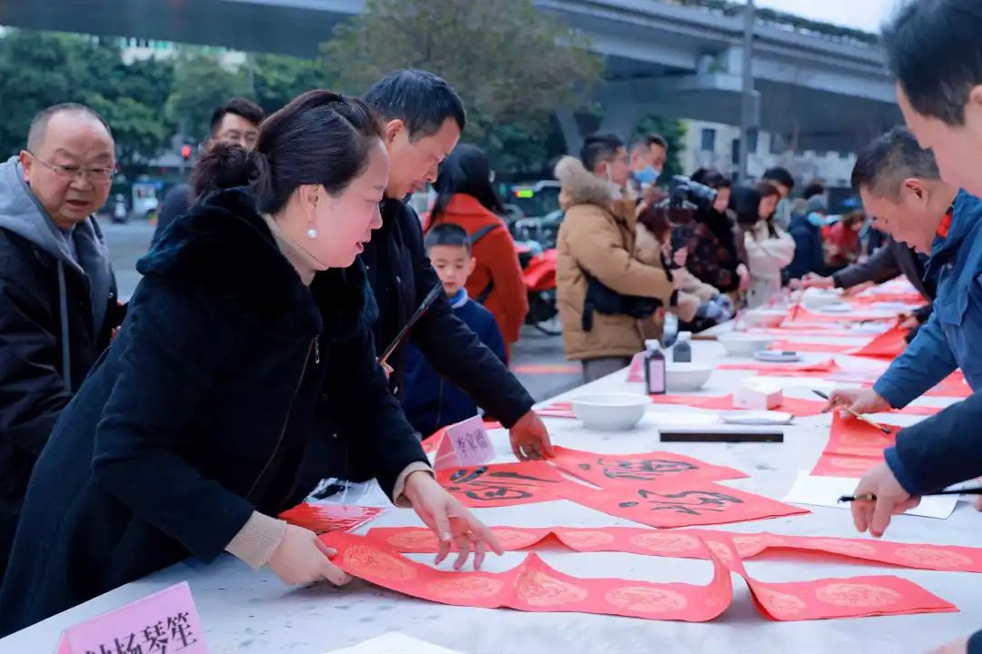 享活动|龙腾盛世 群星送福——四川省文化馆2024年“春到万家”文旅志愿服务“书画家义写春联”活动在四川省文化馆艺术空间举办 四川省文化馆2024年“春到万家”文旅志愿服务“书画家义写春联”活动在四川省文化馆艺术空间举办