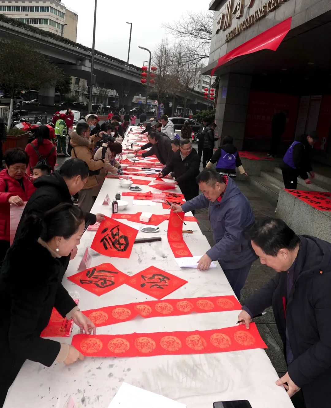 享活动|龙腾盛世 群星送福——四川省文化馆2024年“春到万家”文旅志愿服务“书画家义写春联”活动在四川省文化馆艺术空间举办 四川省文化馆2024年“春到万家”文旅志愿服务“书画家义写春联”活动在四川省文化馆艺术空间举办