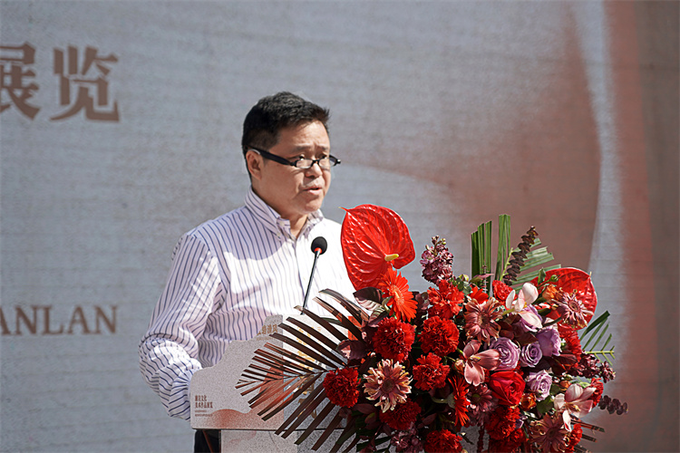 3.中国美术家协会副主席、重庆市美术家协会主席、四川美术学院院长庞茂琨主持开幕式.jpg 红岩清风——廉洁文化美术作品展览在重庆市开幕