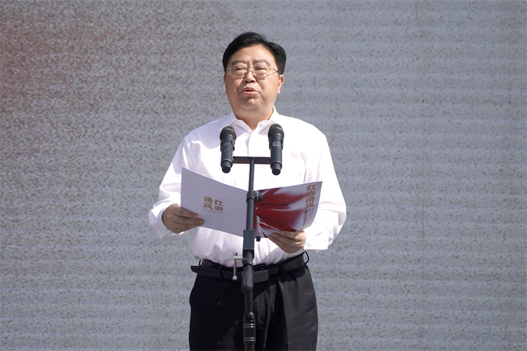 8.中共九龙坡区委书记李春奎 致辞.jpg 红岩清风——廉洁文化美术作品展览在重庆市开幕