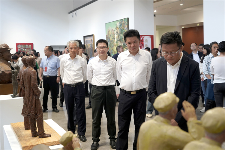 11.展览现场.jpg 红岩清风——廉洁文化美术作品展览在重庆市开幕