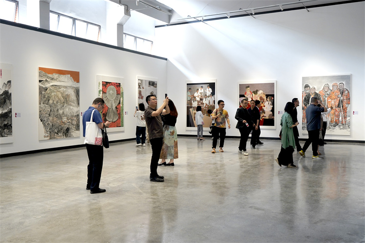 13.展览现场.jpg 红岩清风——廉洁文化美术作品展览在重庆市开幕